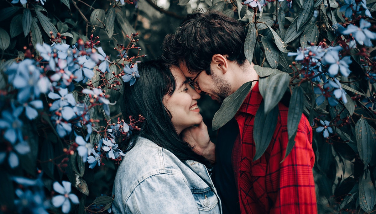 Romantic couple say I love you in Spanish.