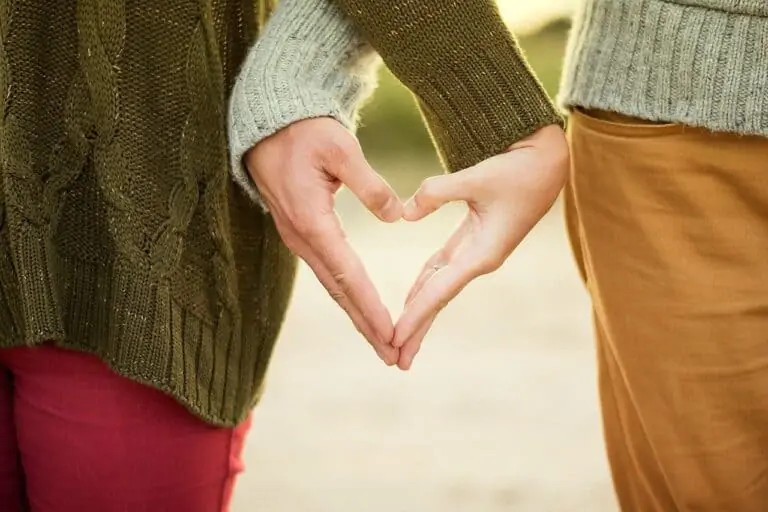 hands-heart-couple